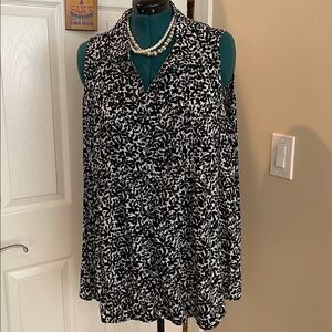 Terra & Sky Black and White Floral Plus 2X Top